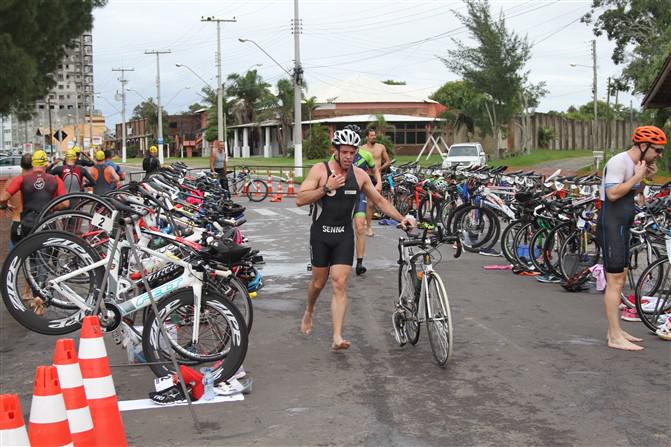 TRANSIÇÃO NATAÇÃO/CICLISMO TRANSIÇÃO NATAÇÃO/CICLISMO
