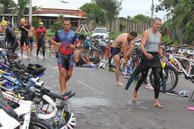 TRANSIÇÃO NATAÇÃO/CICLISMO TRANSIÇÃO NATAÇÃO/CICLISMO