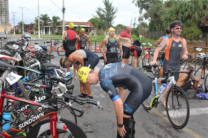 TRANSIÇÃO NATAÇÃO/CICLISMO TRANSIÇÃO NATAÇÃO/CICLISMO
